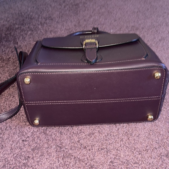 BURBERRY
Smooth Bonded Calfskin Small Saddle Tote plum - Picture 7 of 8